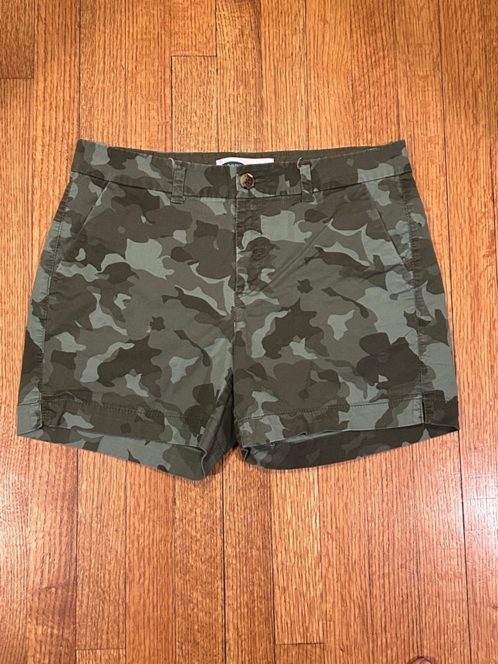 Old Navy Women's Camouflage Cargo Shorts in Olive and Dark Green Size 10